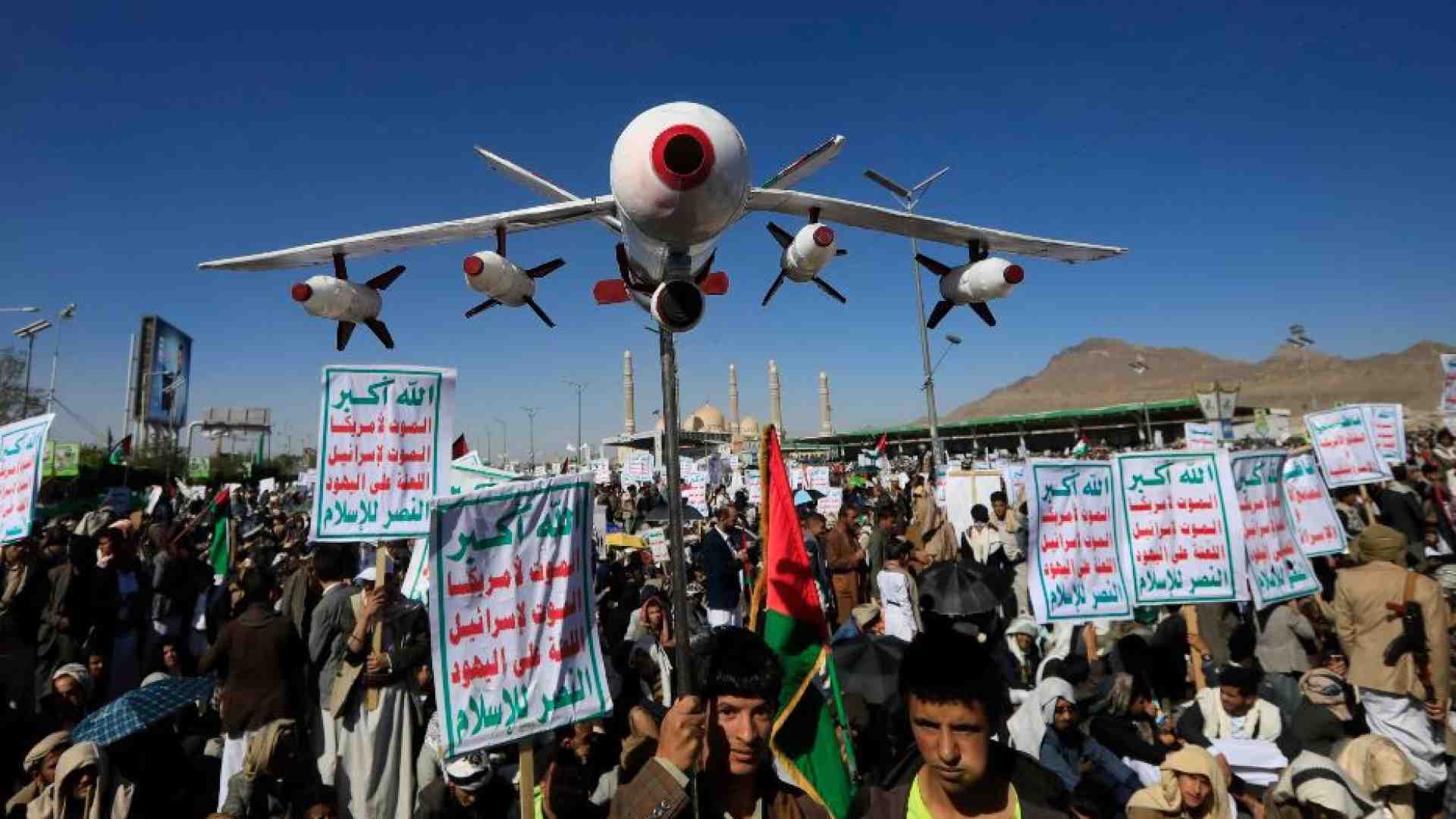 Gli Houthi colpiscono un cargo, marea nera di 30 chilometri