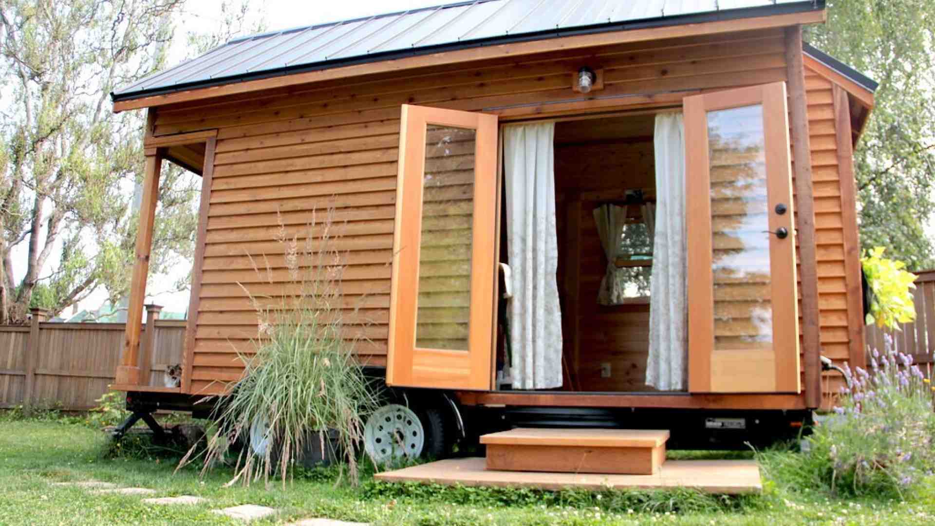Due cuori e una tiny house: dimentichiamoci delle ville, il futuro è piccolo