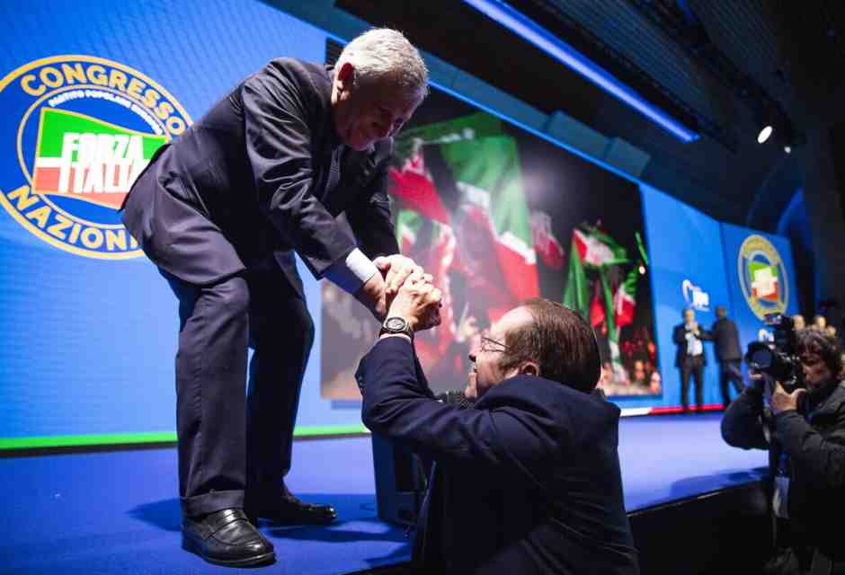 Il fratello del Cav.: "Un altro Berlusconi in politica? Sarà il futuro a dirlo". Scene dal congresso di Forza Italia