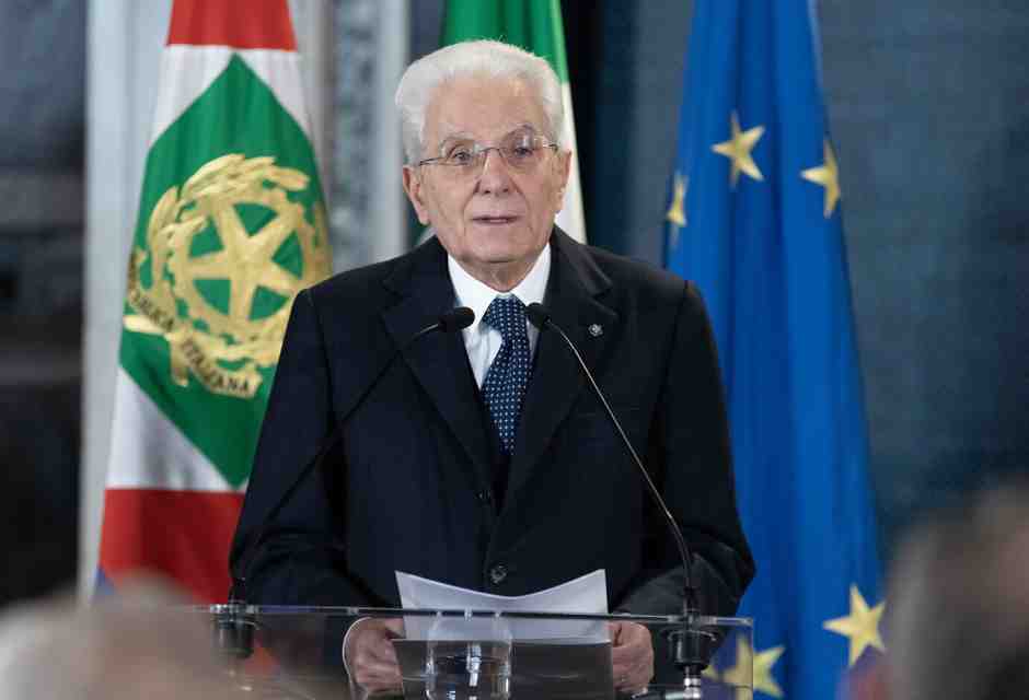 "Con i ragazzi, i manganelli esprimono un fallimento". Un saggio Mattarella interviene dopo le cariche agli studenti