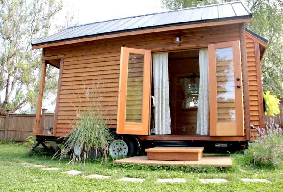 Due cuori e una tiny house: dimentichiamoci delle ville, il futuro è piccolo