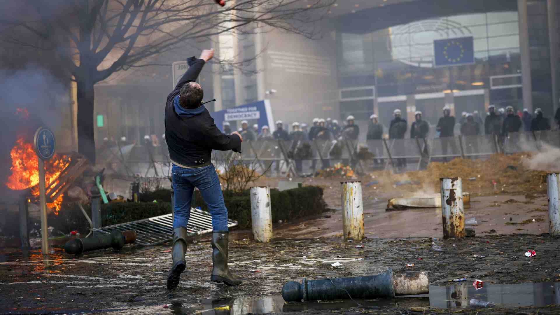 I trattori insaziabili. L’Ue prepara altre concessioni, che non bastano mai. E se l’abolissimo, la Pac?