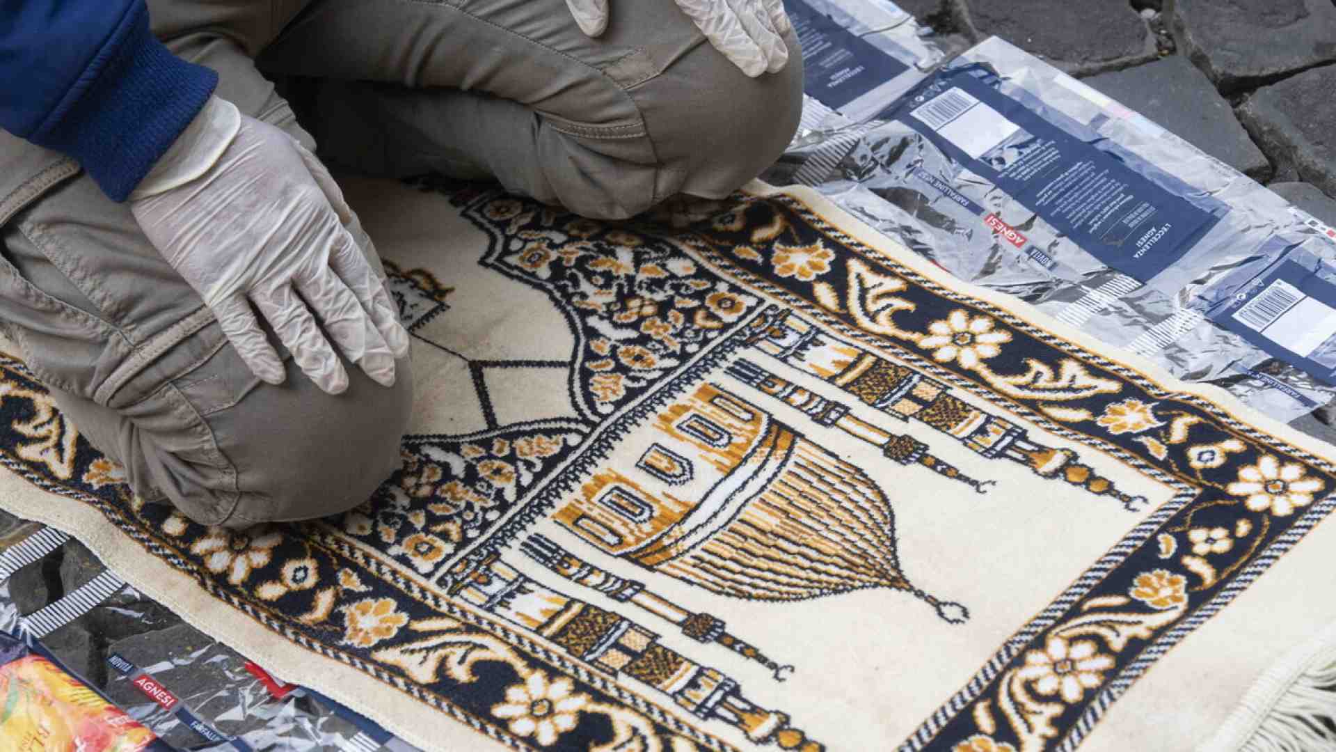 Macron espelle l’imam in dodici ore. Il resto d’Europa dorme sonni multiculti