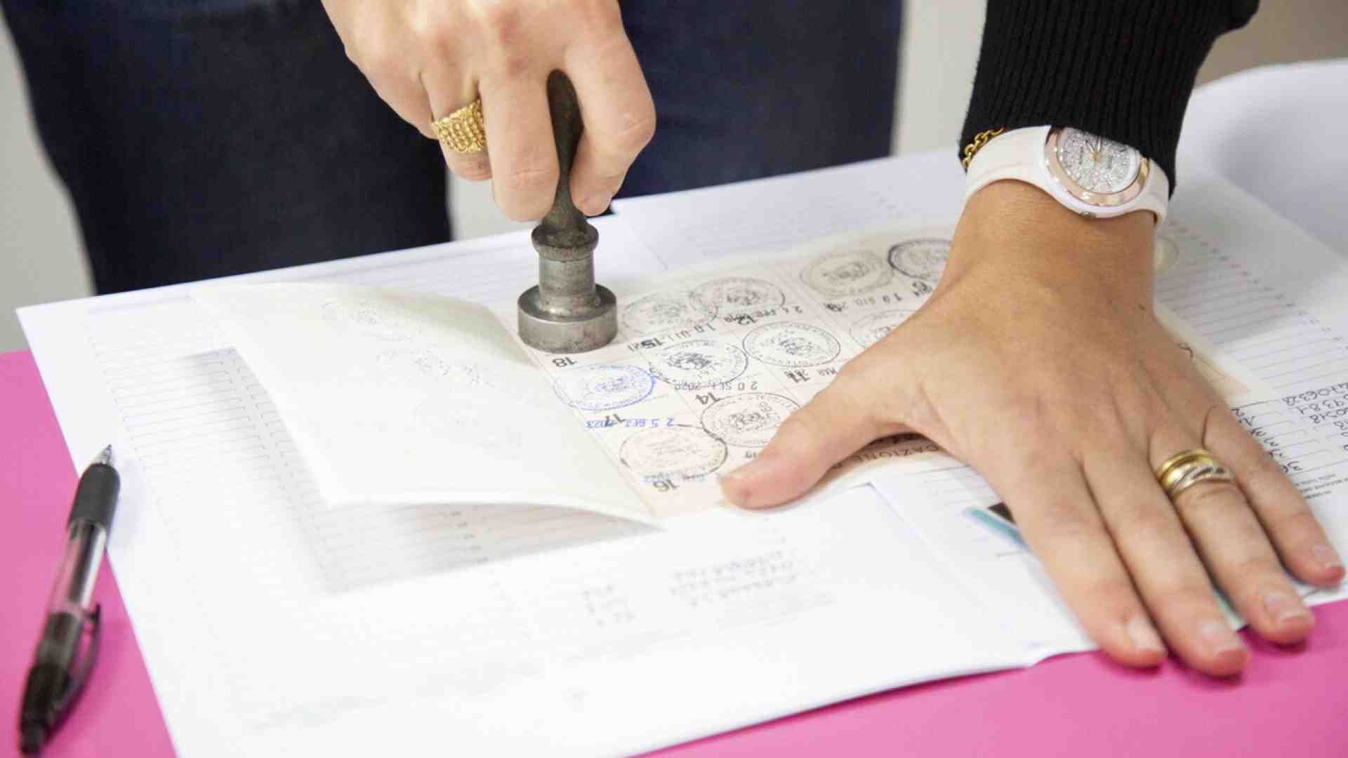 Il voto in Sardegna, metafora d’Italia: risultati in orario da Sanremo e seggi improvvisati