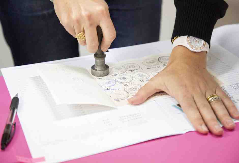 Il voto in Sardegna, metafora d’Italia: risultati in orario da Sanremo e seggi improvvisati