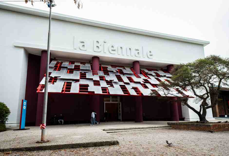 Alla Biennale ci sono i più grandi carcerieri di artisti, ma pochi fiatano (mica è Israele)