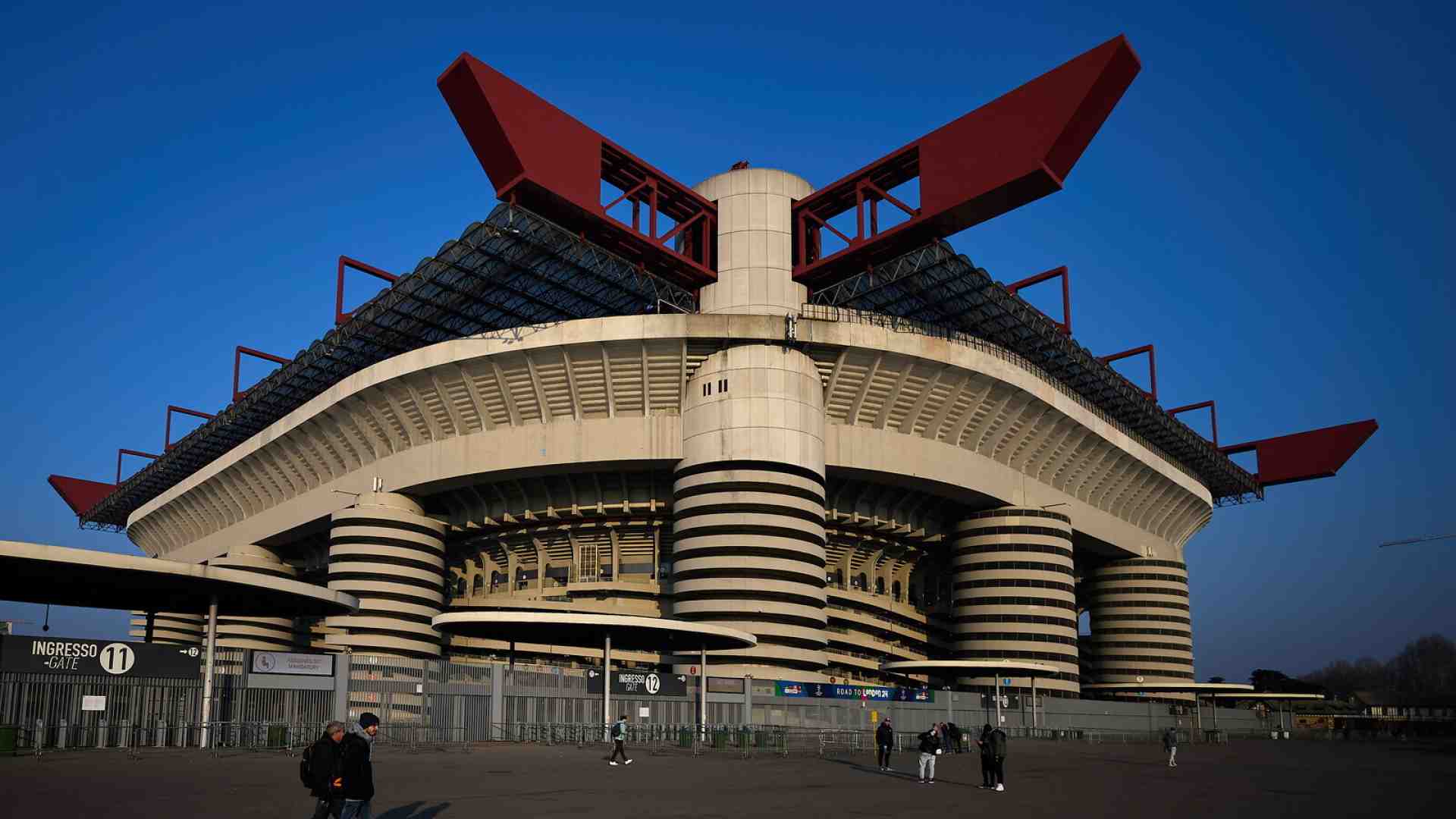 Il campo si fa pesante: ultimi palleggi d’attesa attorno al Meazza
