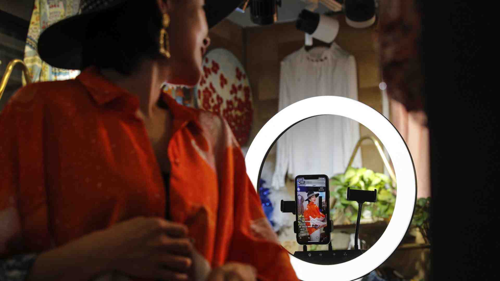 Gli influencer che diffondono propaganda russa sui social cinesi a loro insaputa: è colpa dell'AI