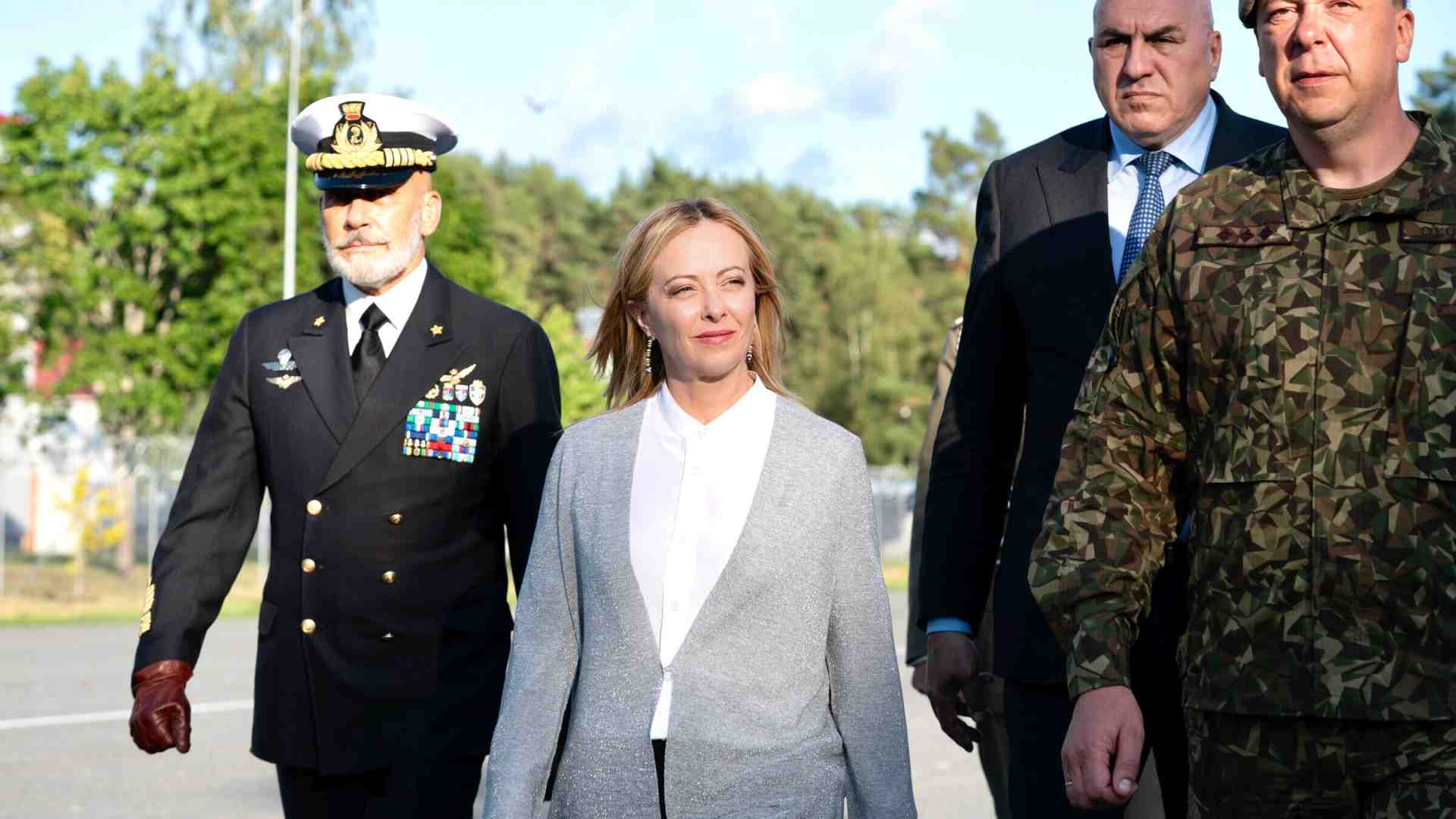 Meloni segue la linea Conte-Schlein: riduce le spese militari