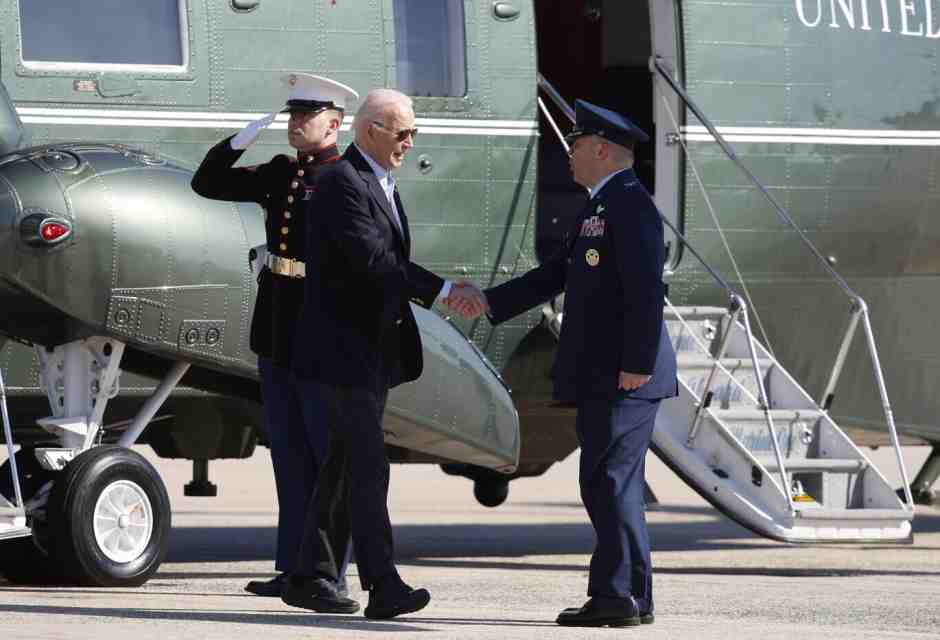 Il duello di Biden e Trump al confine con il Messico