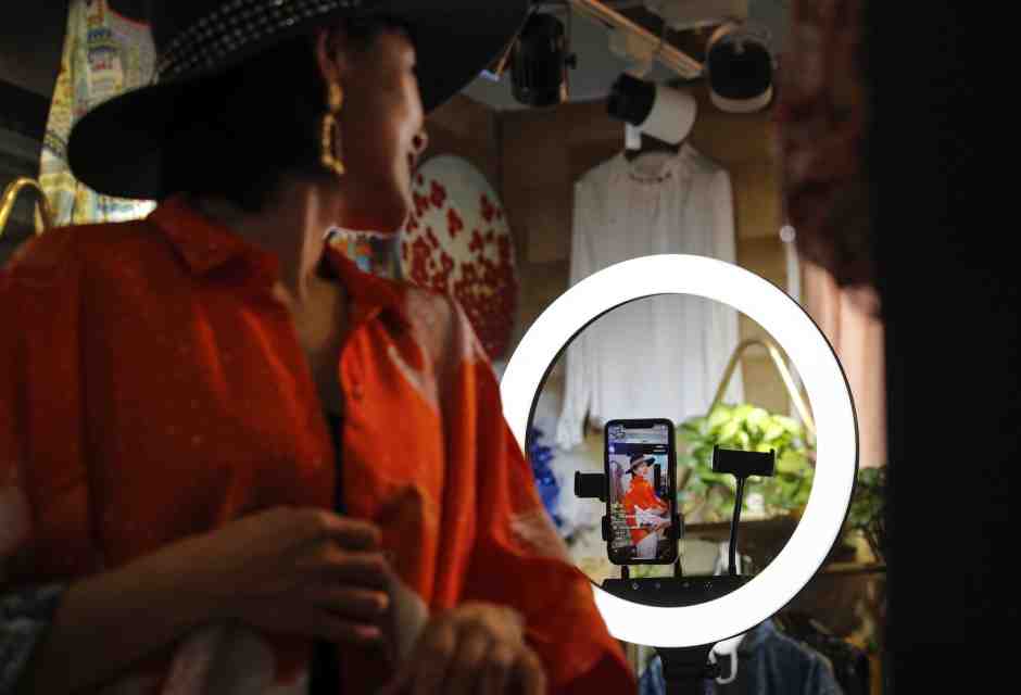 Gli influencer che diffondono propaganda russa sui social cinesi a loro insaputa: è colpa dell'AI