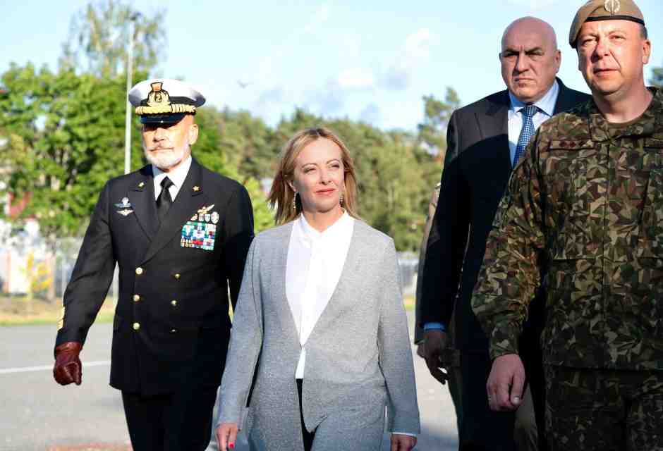 Meloni segue la linea Conte-Schlein: riduce le spese militari