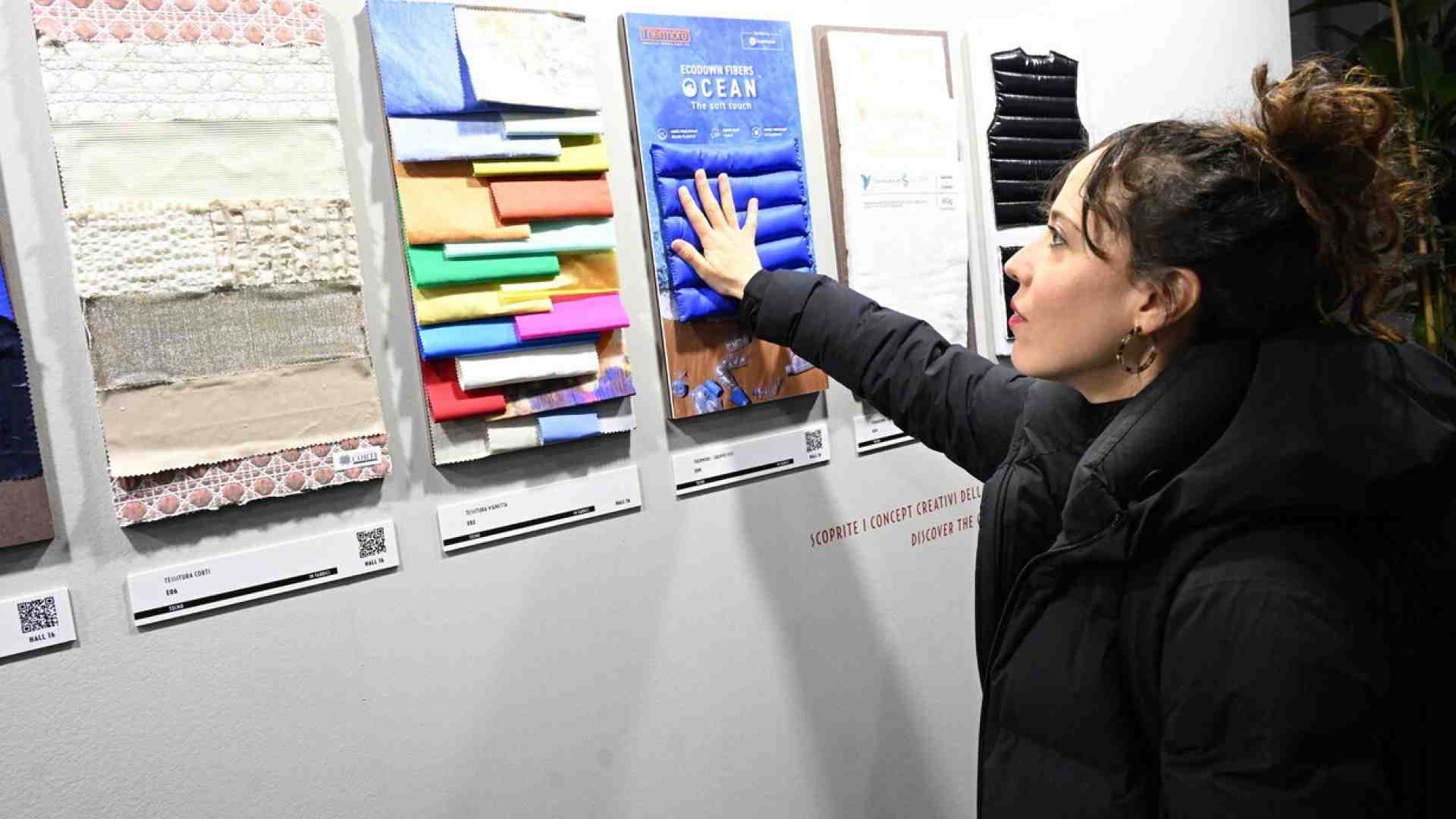 Oltre le week: il boom dei saloni moda con l’artigiano al lavoro