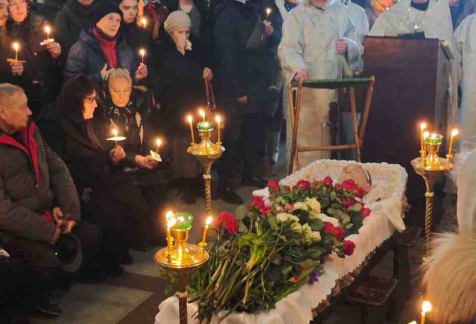 I funerali di Navalny a Mosca, tra migliaia di sostenitori e poliziotti