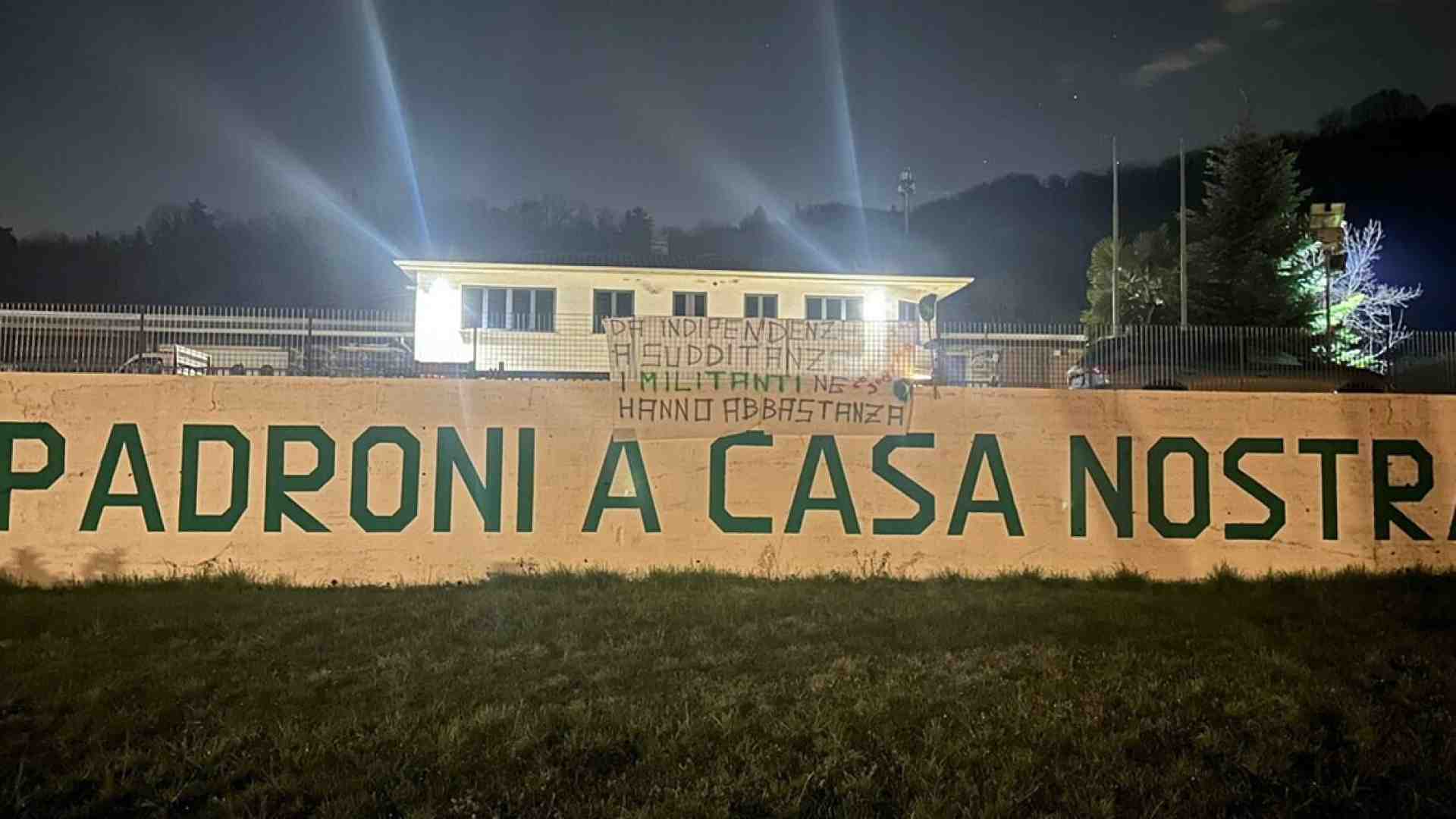 "Basta vessazioni": a Pontida spunta uno striscione contro la Lega di Salvini