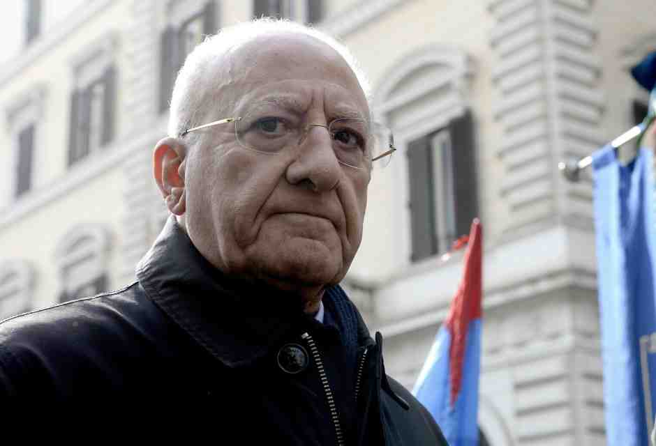 Vincenzo De Luca a processo per le smart card sui vaccini anti Covid