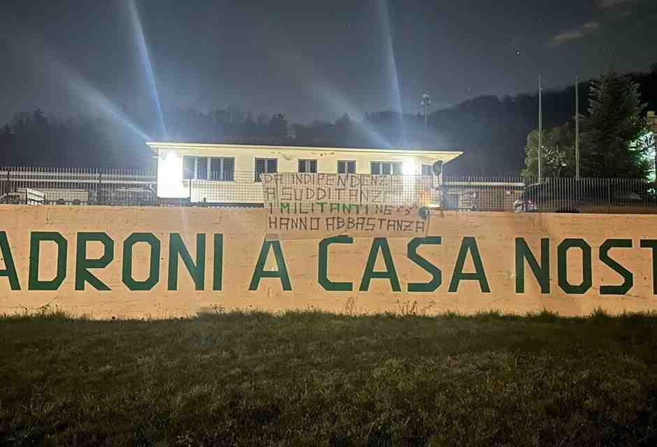 "Basta vessazioni": a Pontida spunta uno striscione contro la Lega di Salvini