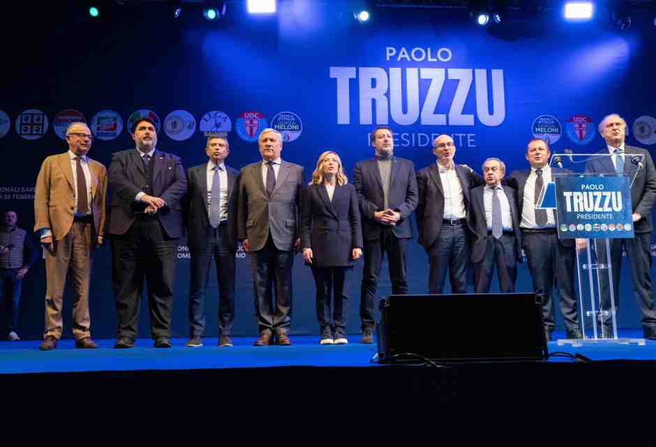 Meloni in Abruzzo con l'incubo Sardegna: prima del palco con gli alleati incontra da sola le imprese