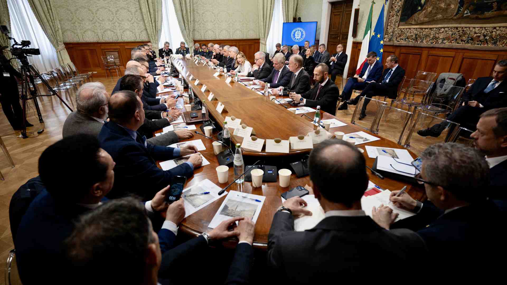 Meloni s’intesta la difesa della Polizia: “Denigrano voi per colpire noi”