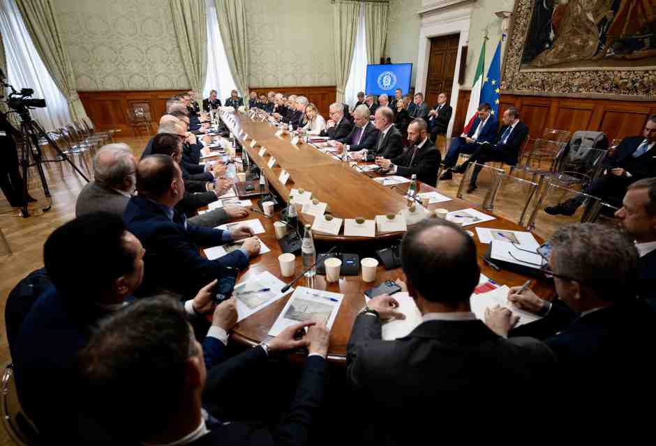 Meloni s’intesta la difesa della Polizia: “Denigrano voi per colpire noi”