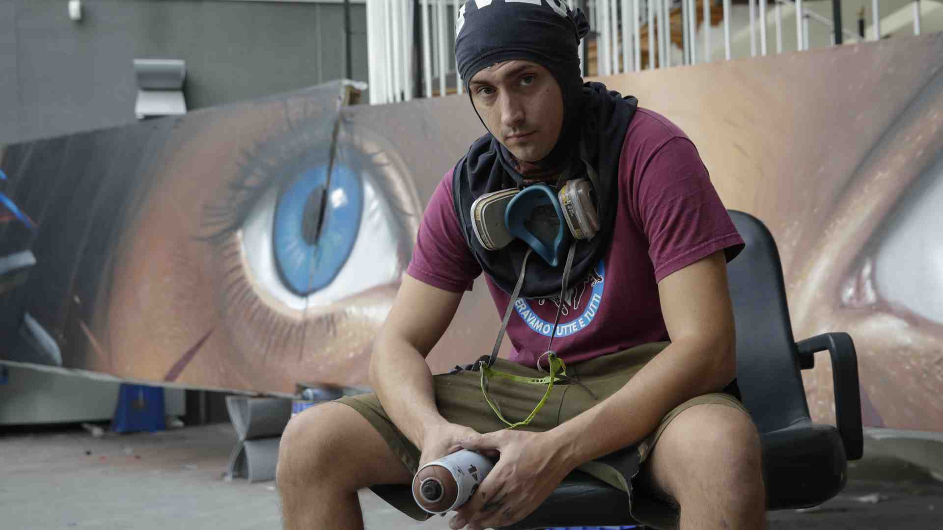 La paradossale difesa di Jorit dopo l'elogio a Putin: "E allora il bacio tra Meloni e Biden?"