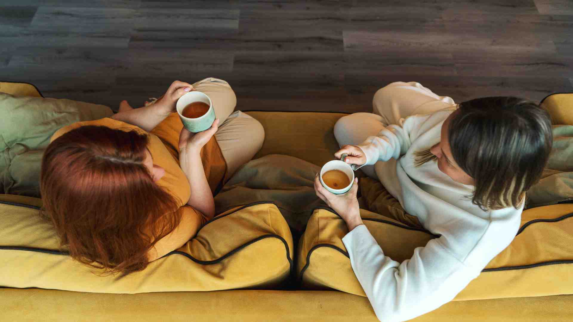 La ragazza sul divano è mia figlia, anzi ero io. Anzi siamo noi