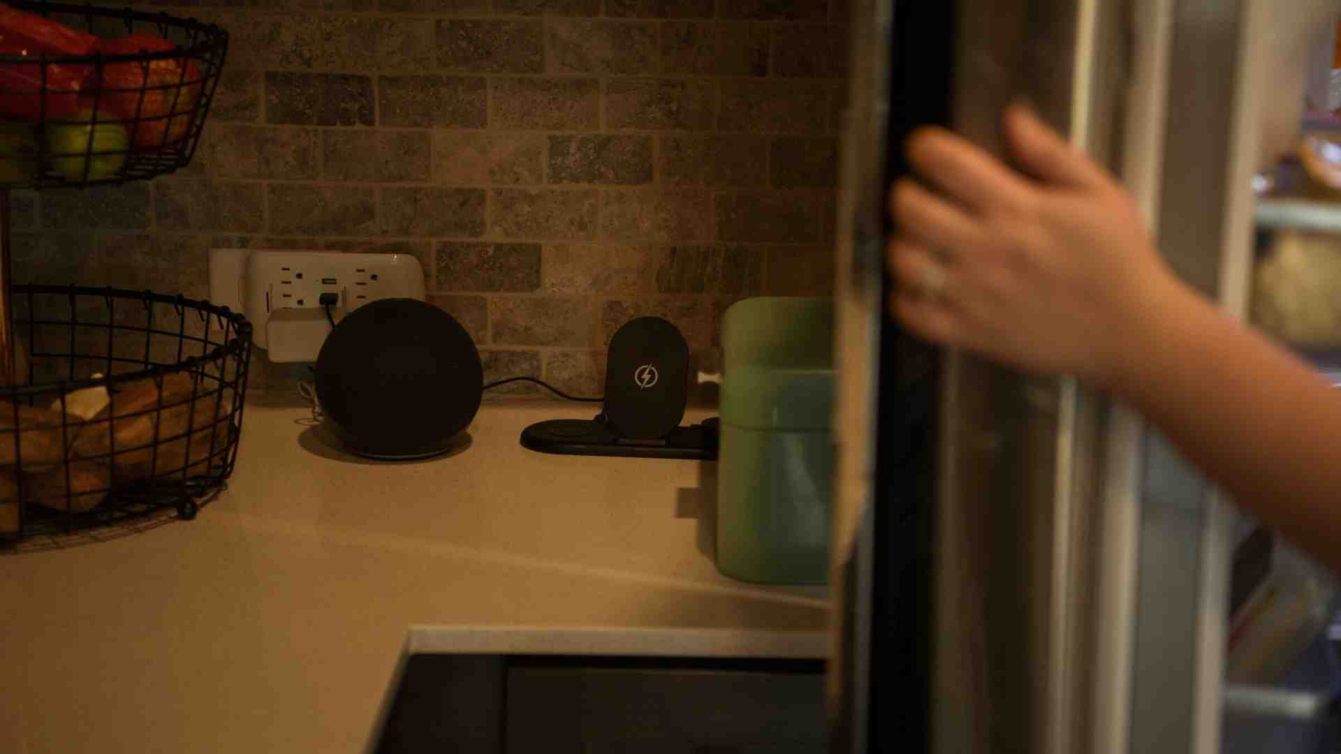 Lo strano assunto per cui i trogloditi dovrebbero farsi educare da Alexa