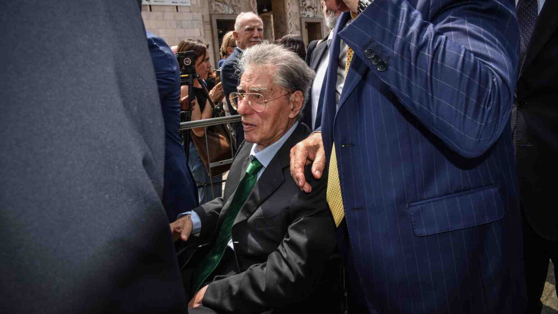 Parla Bossi: "Vogliamo rimettere a posto la Lega. Le idee di Salvini? Bisogna vedere se sono giuste?"