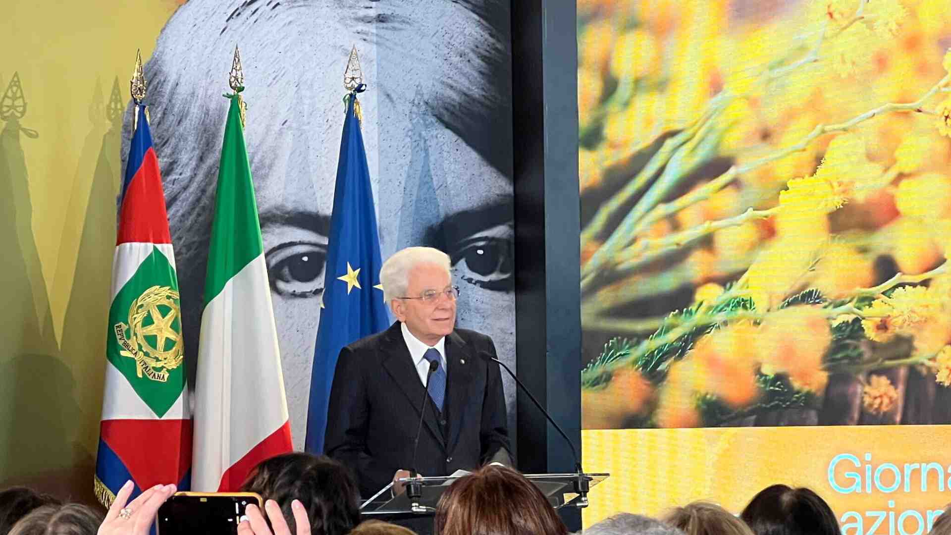 Mattarella: "Troppe inaccettabili molestie e discriminazioni verso le donne"