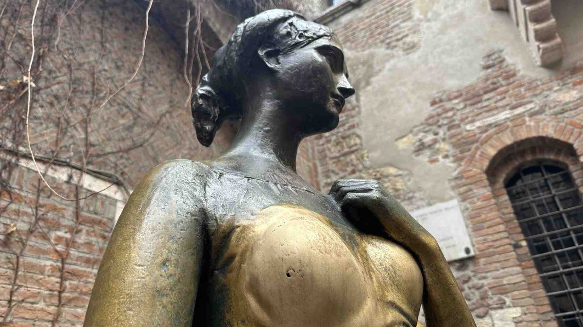 Tutti a smanacciare Giulietta (nel senso della statua). Ma come la mettiamo col consenso?