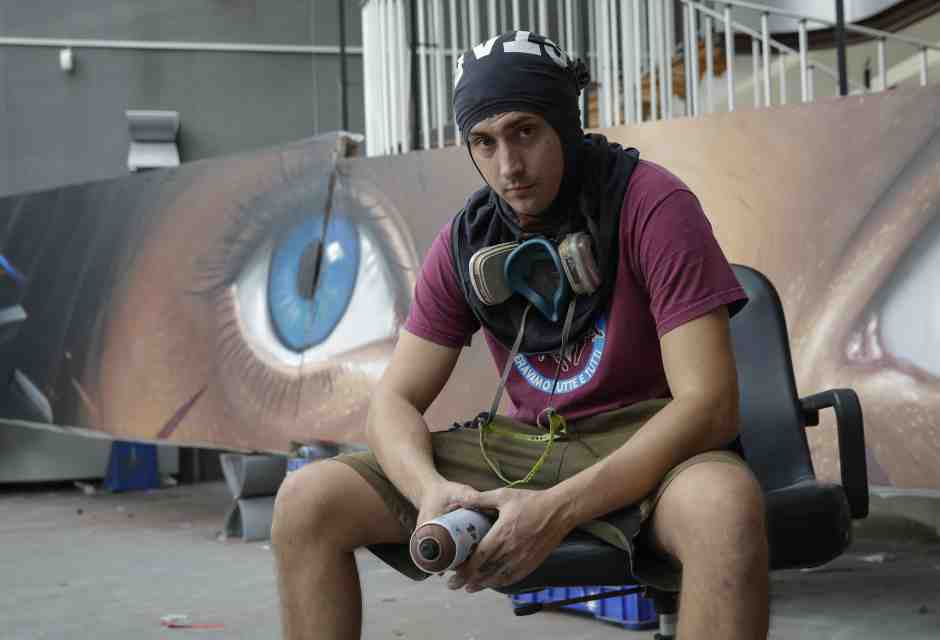 La paradossale difesa di Jorit dopo l'elogio a Putin: "E allora il bacio tra Meloni e Biden?"