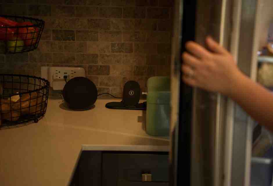 Lo strano assunto per cui i trogloditi dovrebbero farsi educare da Alexa