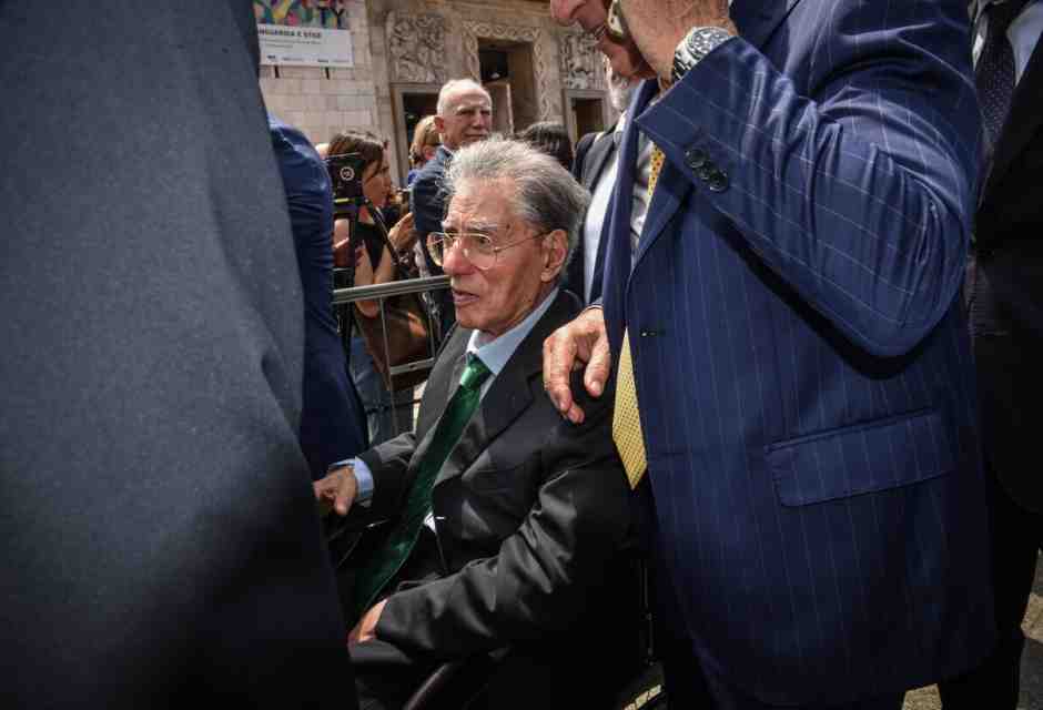 Parla Bossi: "Vogliamo rimettere a posto la Lega. Le idee di Salvini? Bisogna vedere se sono giuste?"