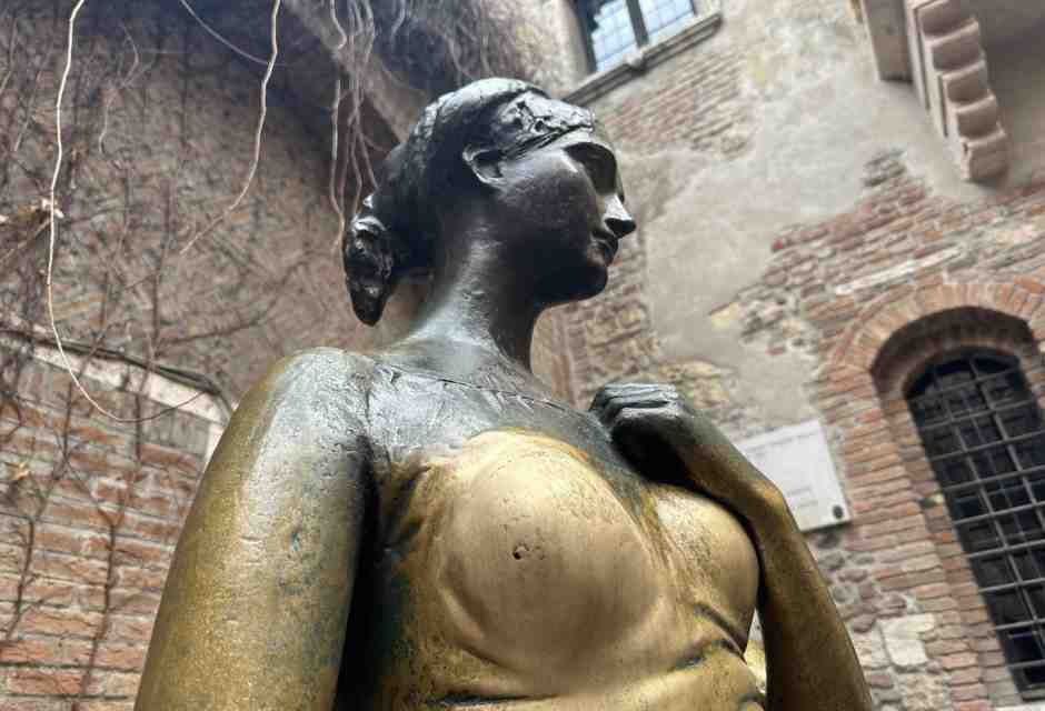 Tutti a smanacciare Giulietta (nel senso della statua). Ma come la mettiamo col consenso?