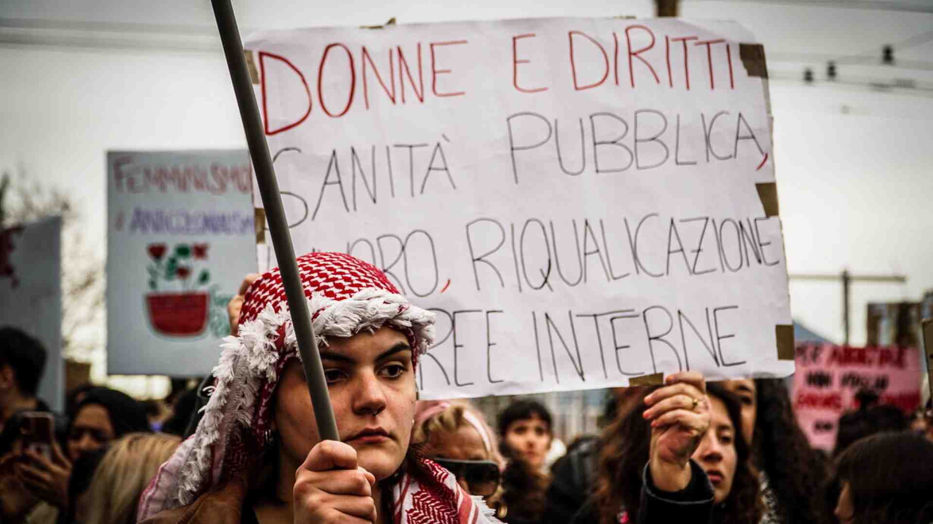 Il corteo per l'8 marzo e Davigo mimetizzato