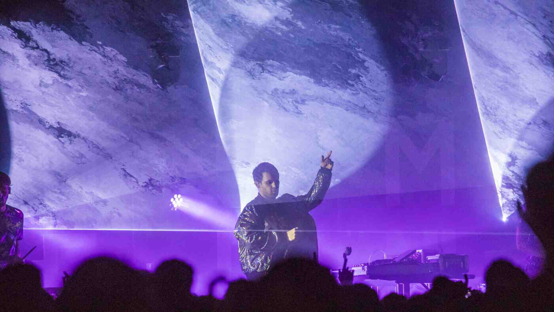 “Antipop” è la storia di Cosmo. Tra debolezze, crisi e vita vera