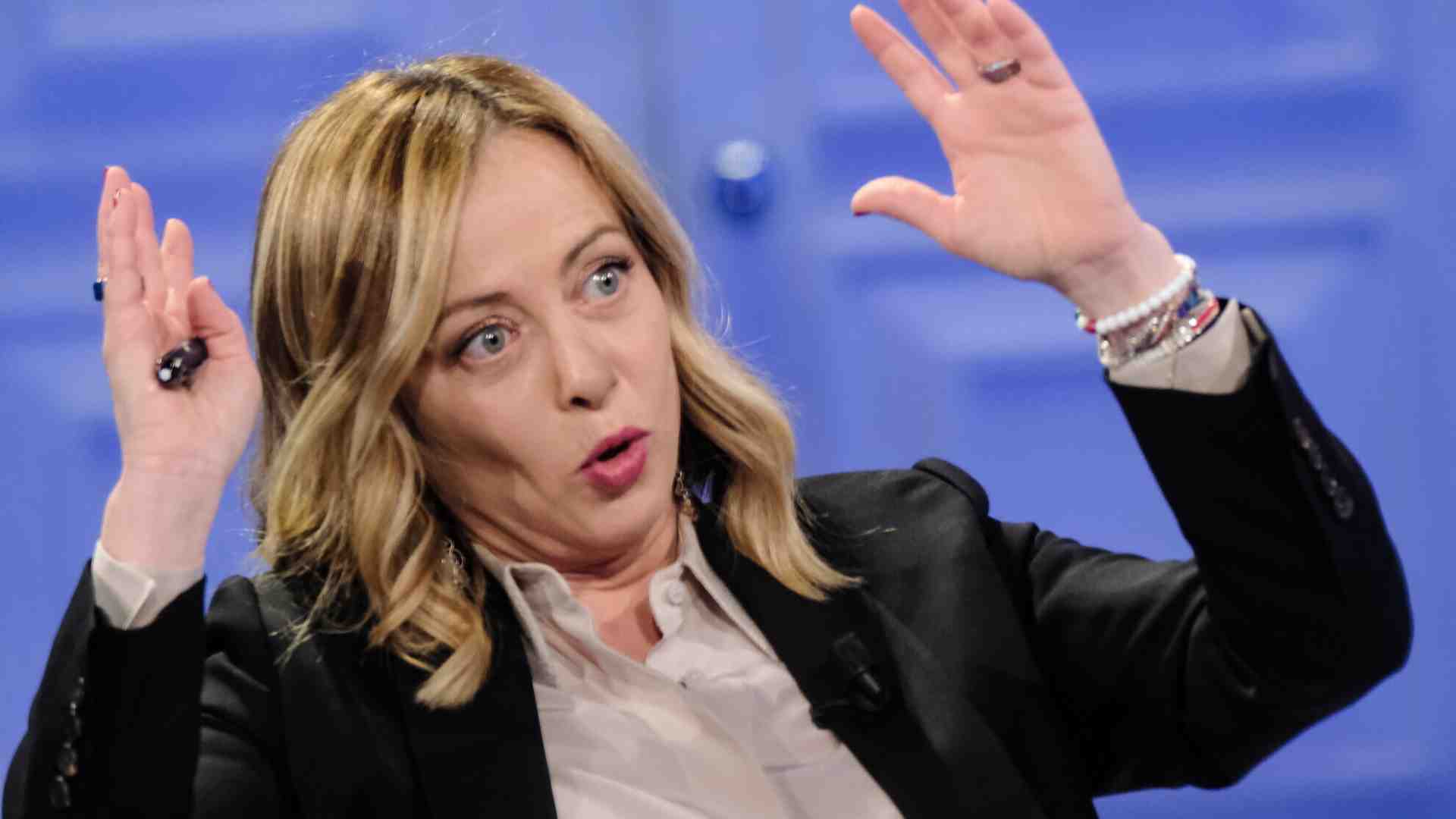 Meloni fa il blitz Rai, vuole il nuovo cda a Pasqua. Salvini duella con Tajani per la presidenza