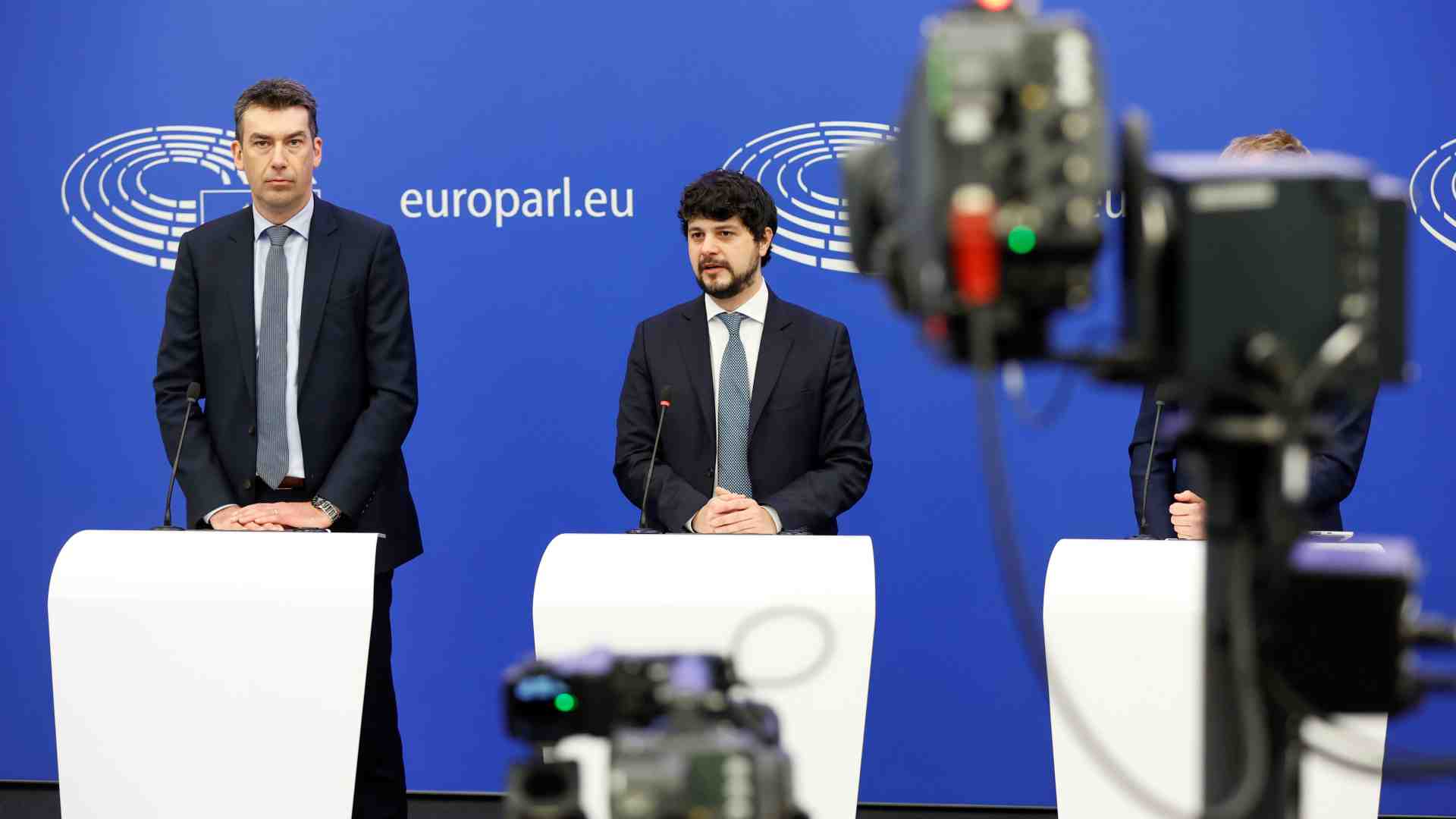 Ok all'AI Act: l'intelligenza artificiale non potrà riconoscere le emozioni