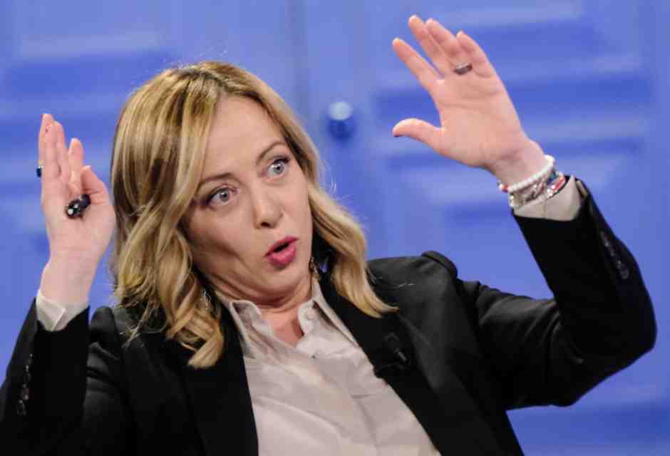 Meloni fa il blitz Rai, vuole il nuovo cda a Pasqua. Salvini duella con Tajani per la presidenza