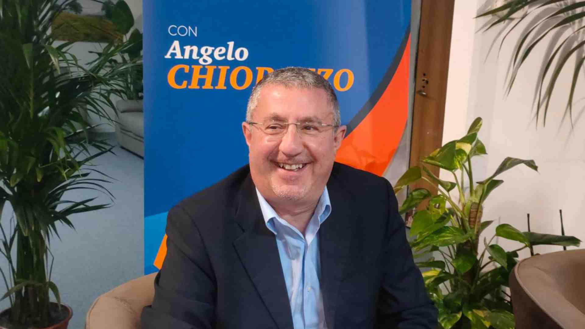 Chiorazzo show. Fenomelogia dell’uomo che ha fatto ballare Schlein e Conte in Basilicata