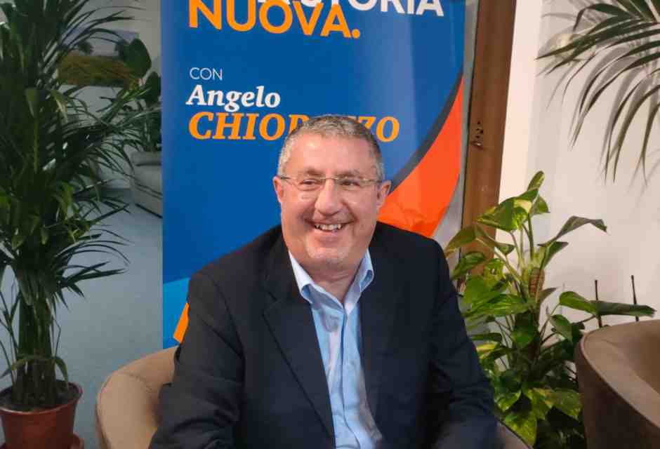 Chiorazzo show. Fenomelogia dell’uomo che ha fatto ballare Schlein e Conte in Basilicata