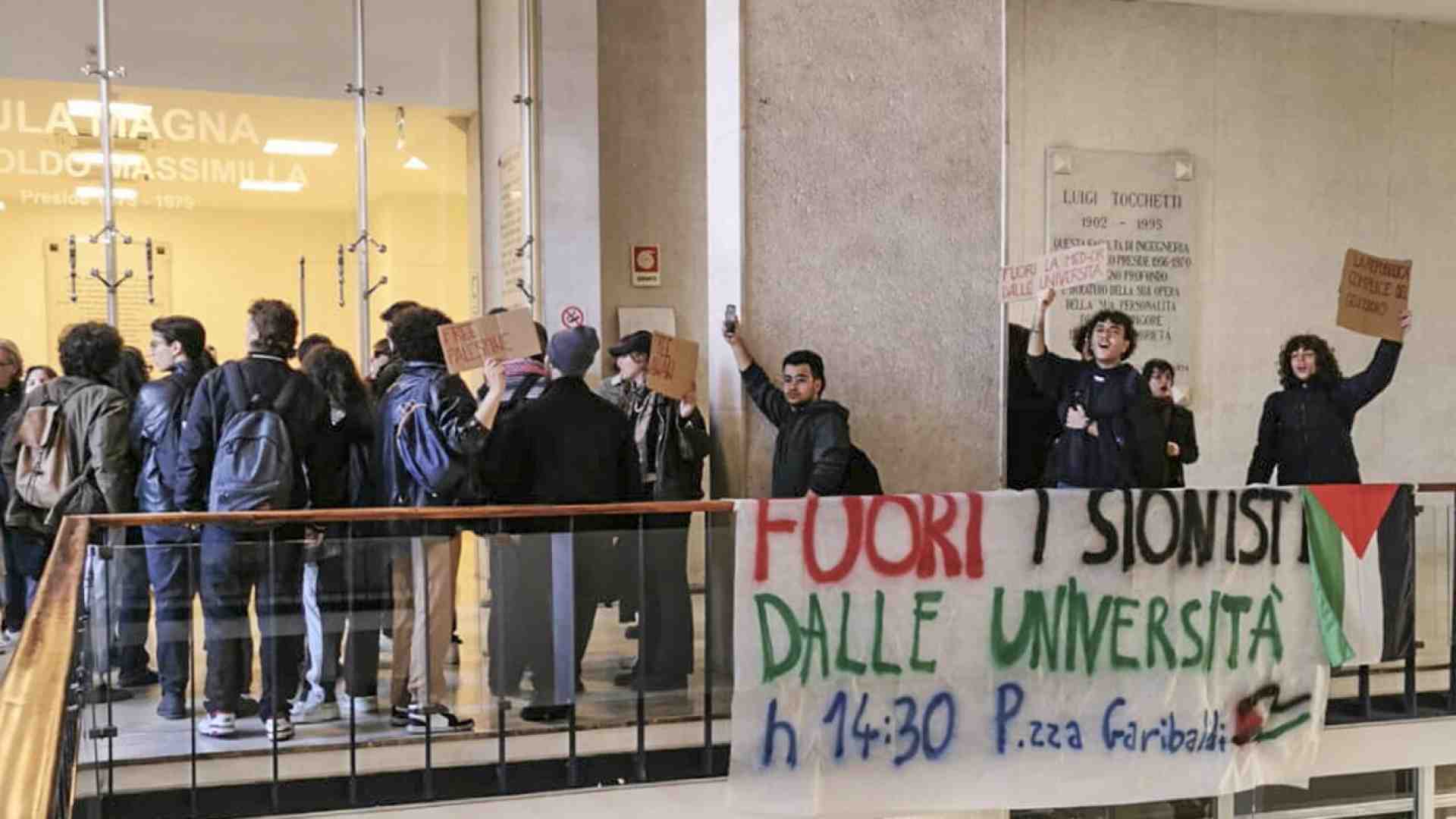 A Napoli gli studenti impediscono un dibattito con Molinari. Mattarella: "Bandire l'intolleranza dall'Università"