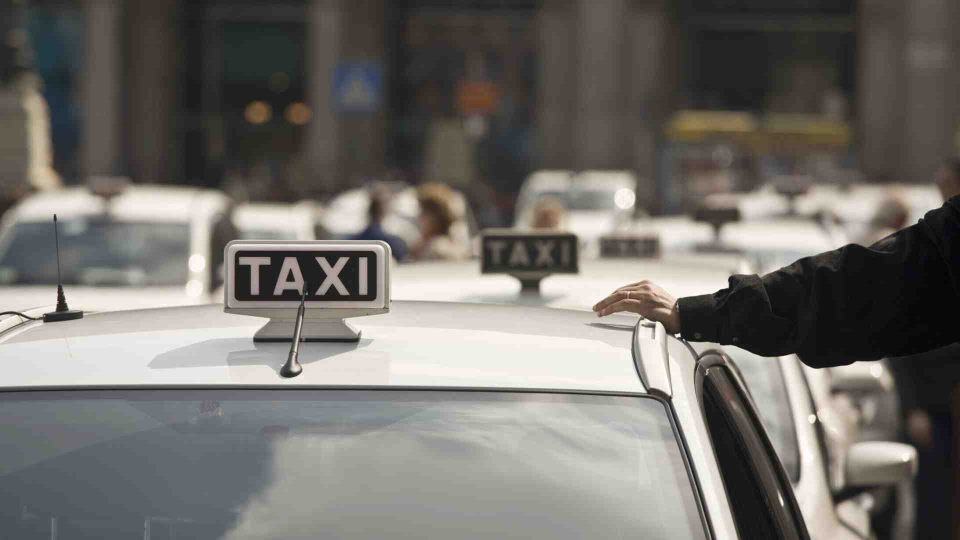 Sui taxi Beppe Sala tira dritto. In arrivo 450 nuove licenze