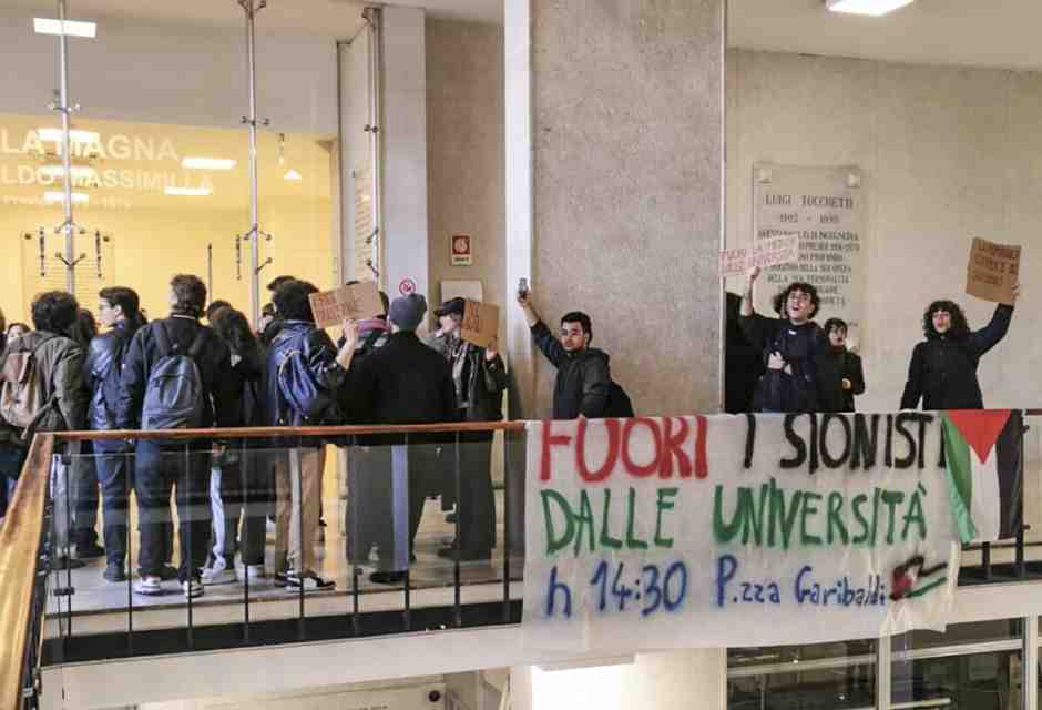 A Napoli gli studenti impediscono un dibattito con Molinari. Mattarella: "Bandire l'intolleranza dall'Università"