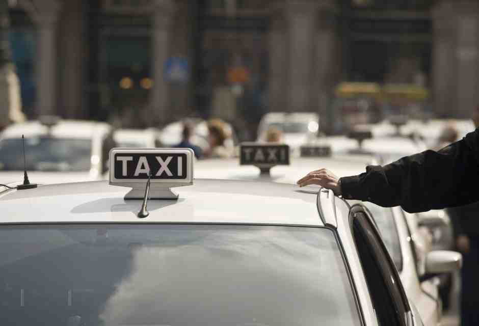 Sui taxi Beppe Sala tira dritto. In arrivo 450 nuove licenze