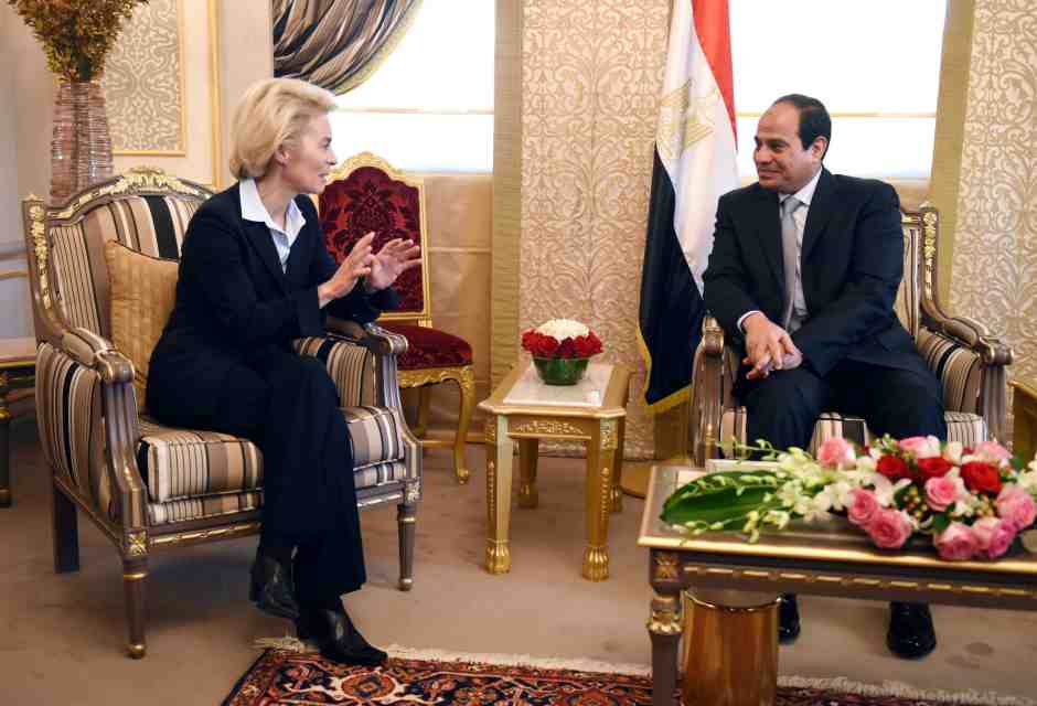Al Sisi come Saied (ma con più soldi). Von der Leyen e Meloni volano al Cairo