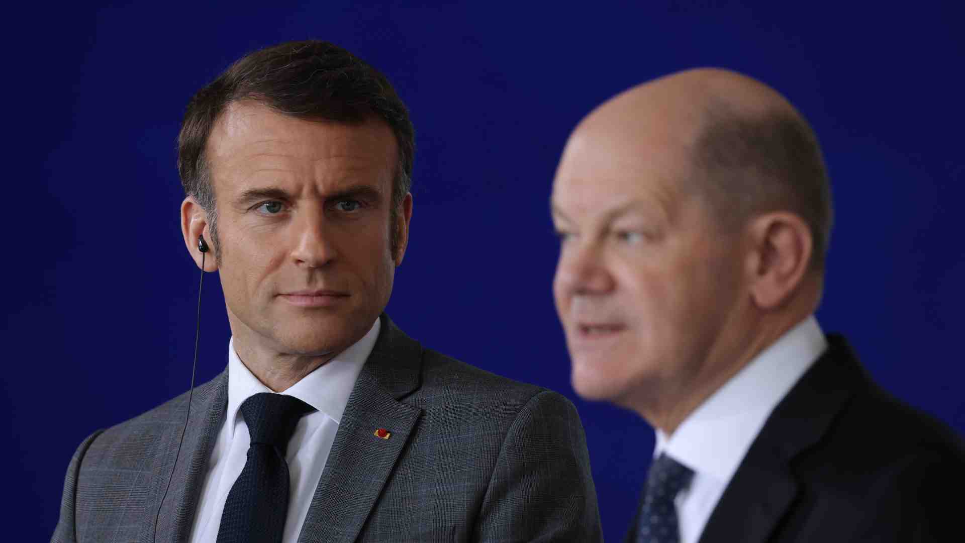 Scholz non è ancora pronto alla "svolta epocale" che chiede Macron sull’Ucraina