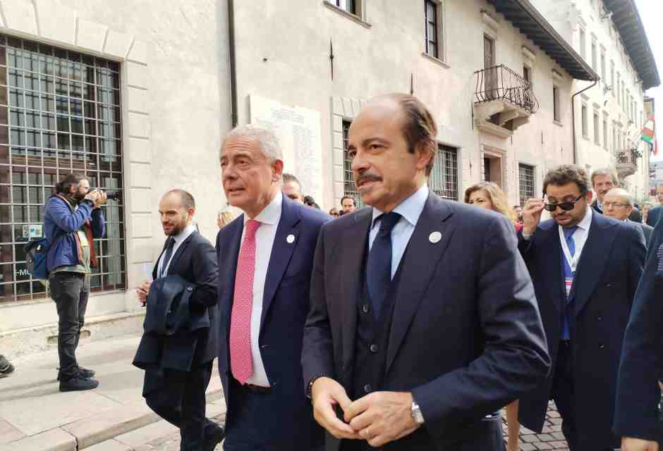 C’eravamo tanto odiati. Multinazionali in Italia, la destra ci ripensa