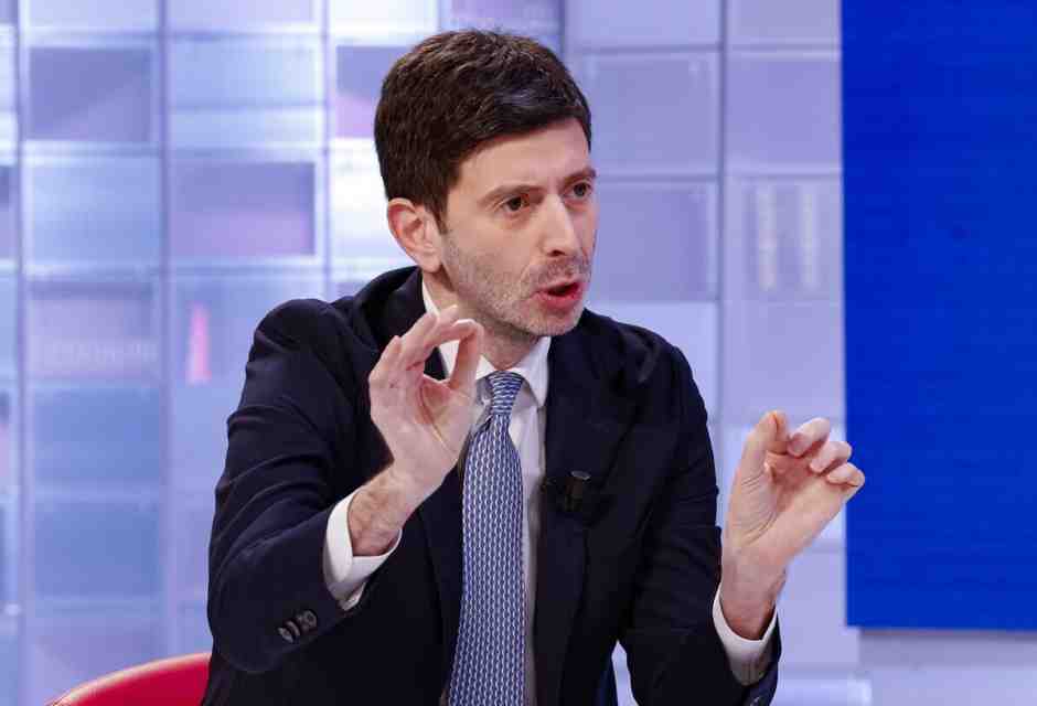 "Pago ancora il prezzo del lavoro durante il Covid". Speranza spiega perché non si candida in Basilicata