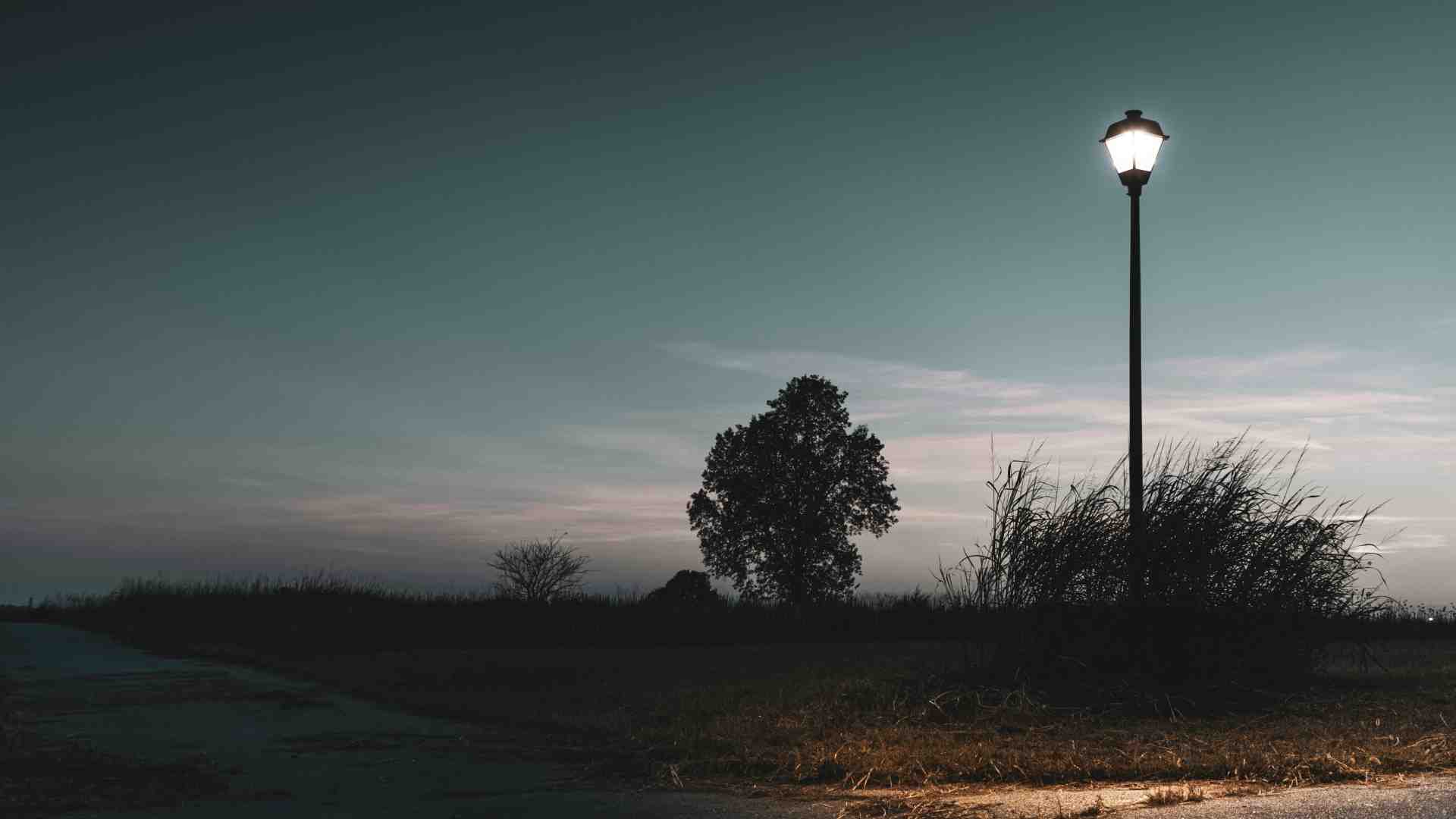 Fuori dall'obitorio, una pacifica discussione